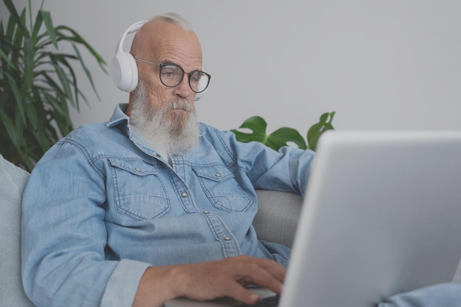 Entwickler arbeiten gemeinsam an Code-Optimierung